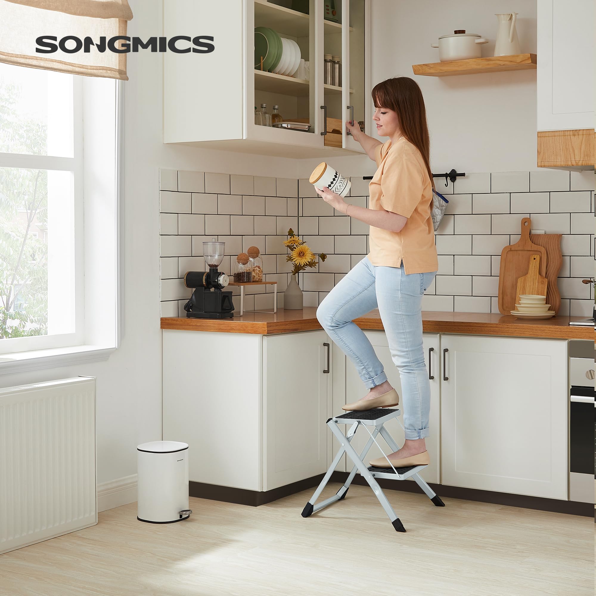 songmics-trittleiter-2-stufen-gsl02wt-stahl-wei-schwarz-150-kg image 2