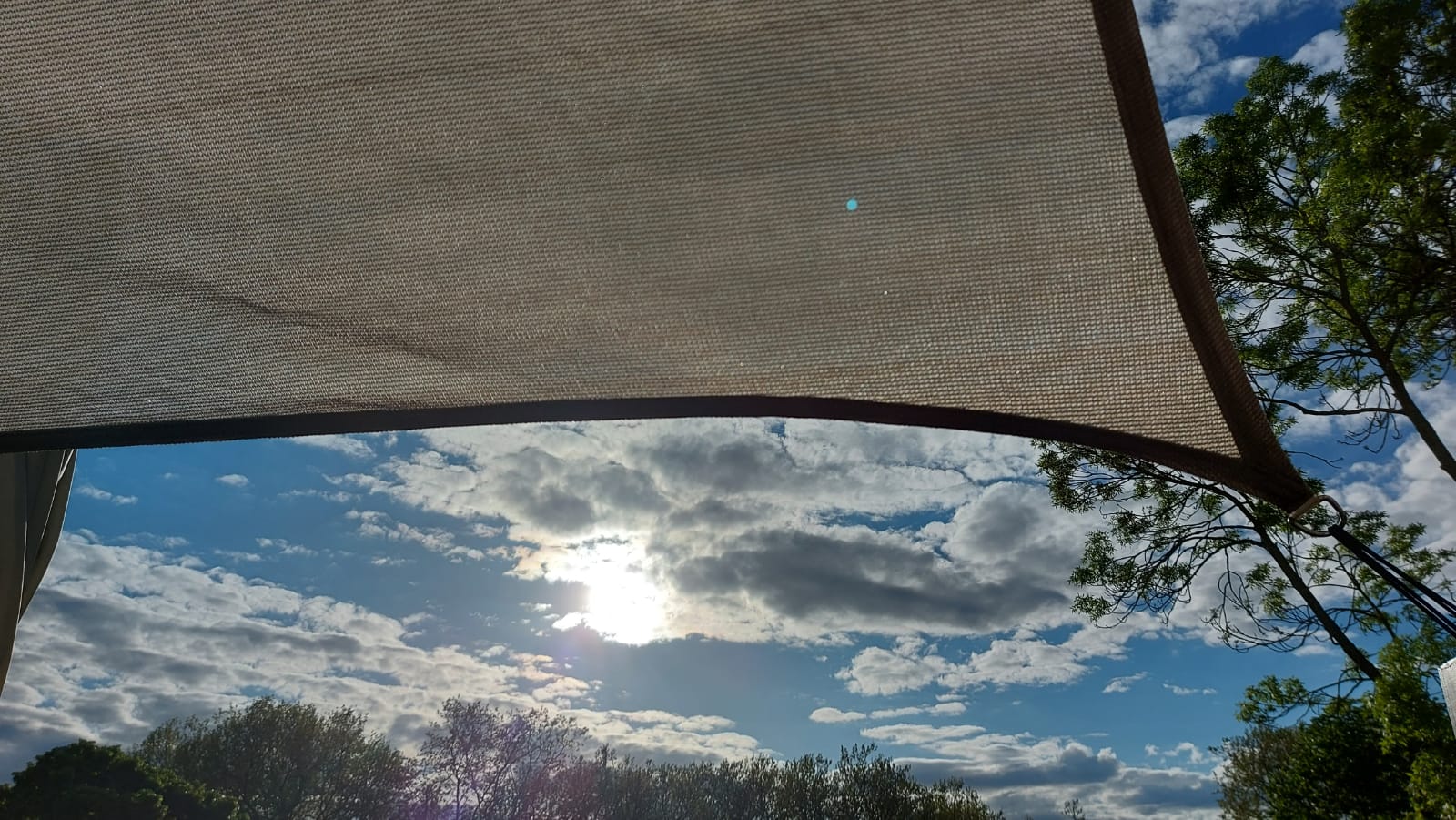 Angenehmer Schatten auf dem Balkon