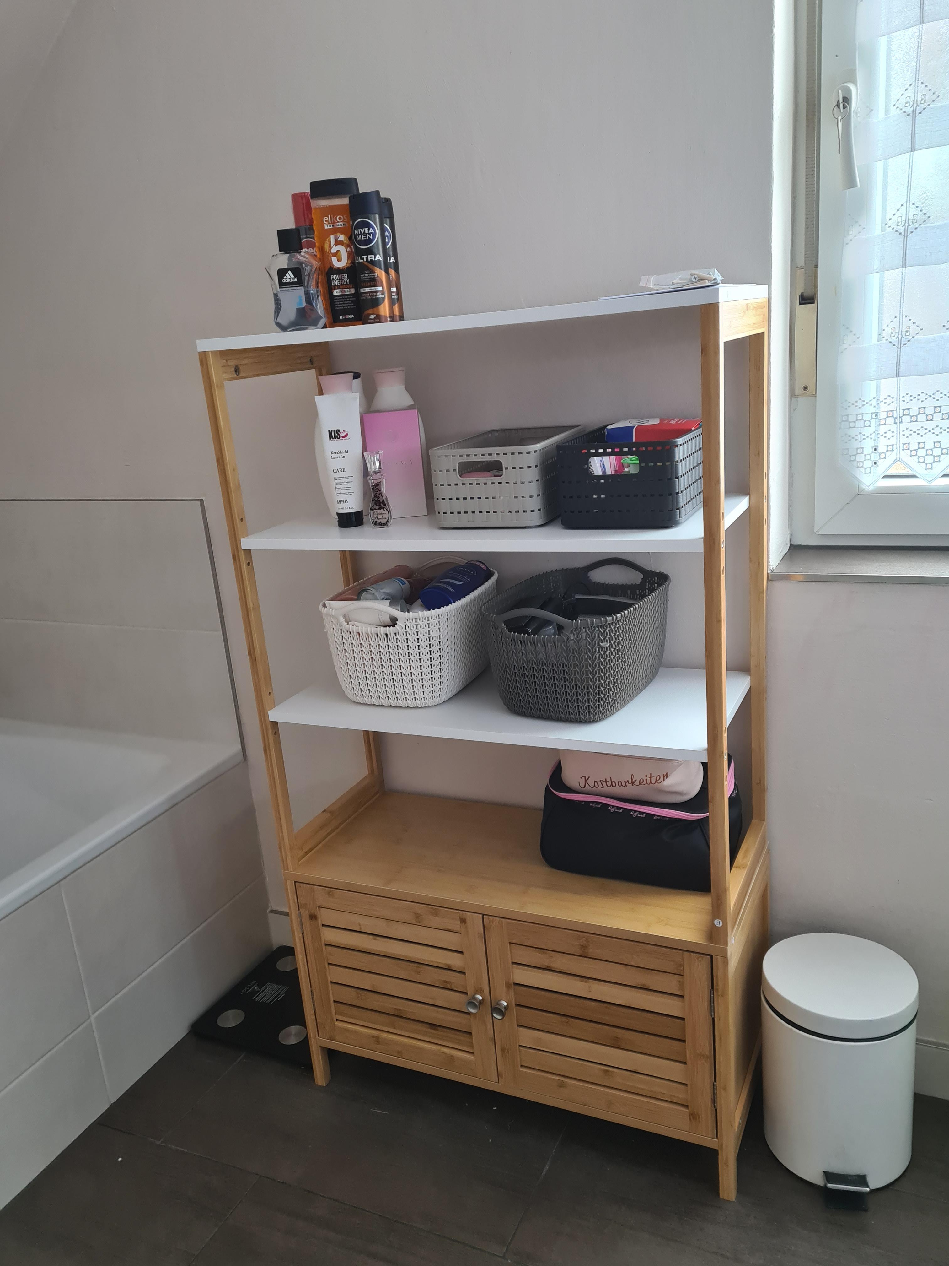 Schöner Schrank fürs Bad