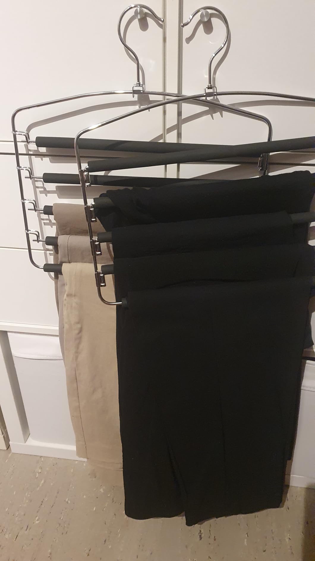 Fünf Hosen auf einem Bügel – genial