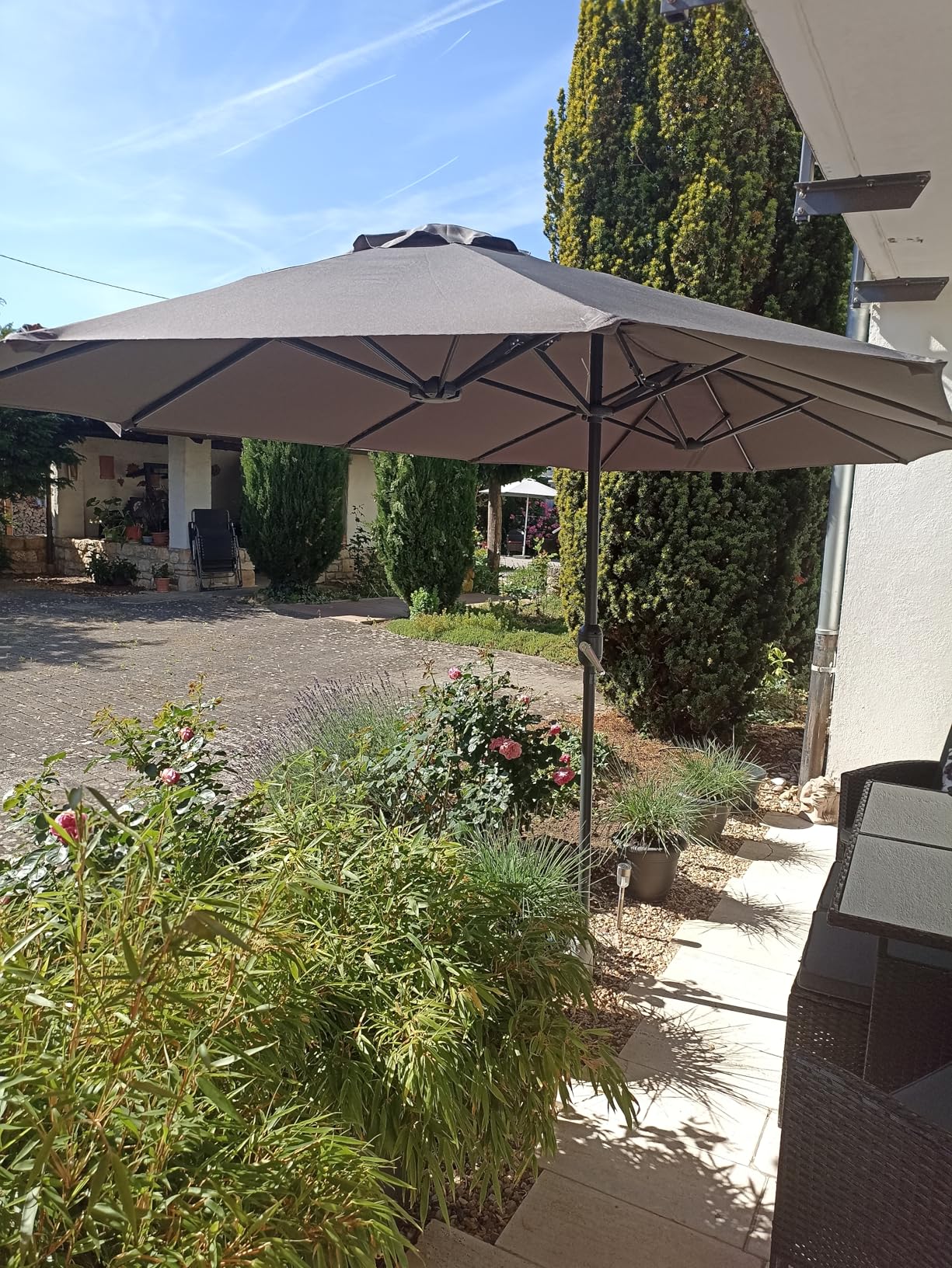 Riesiger Schatten für die Terrasse