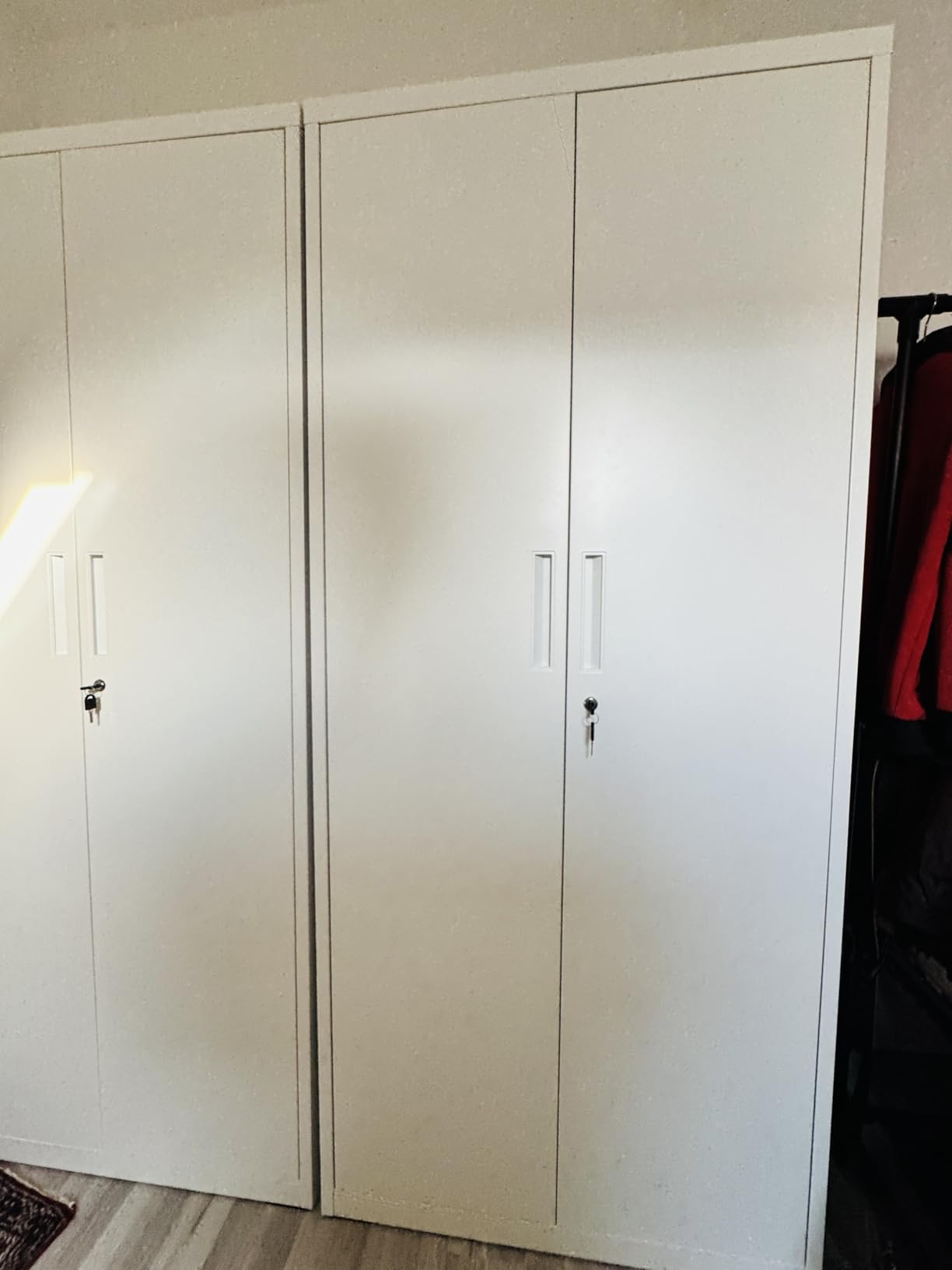 Solider Schrank fürs Büro