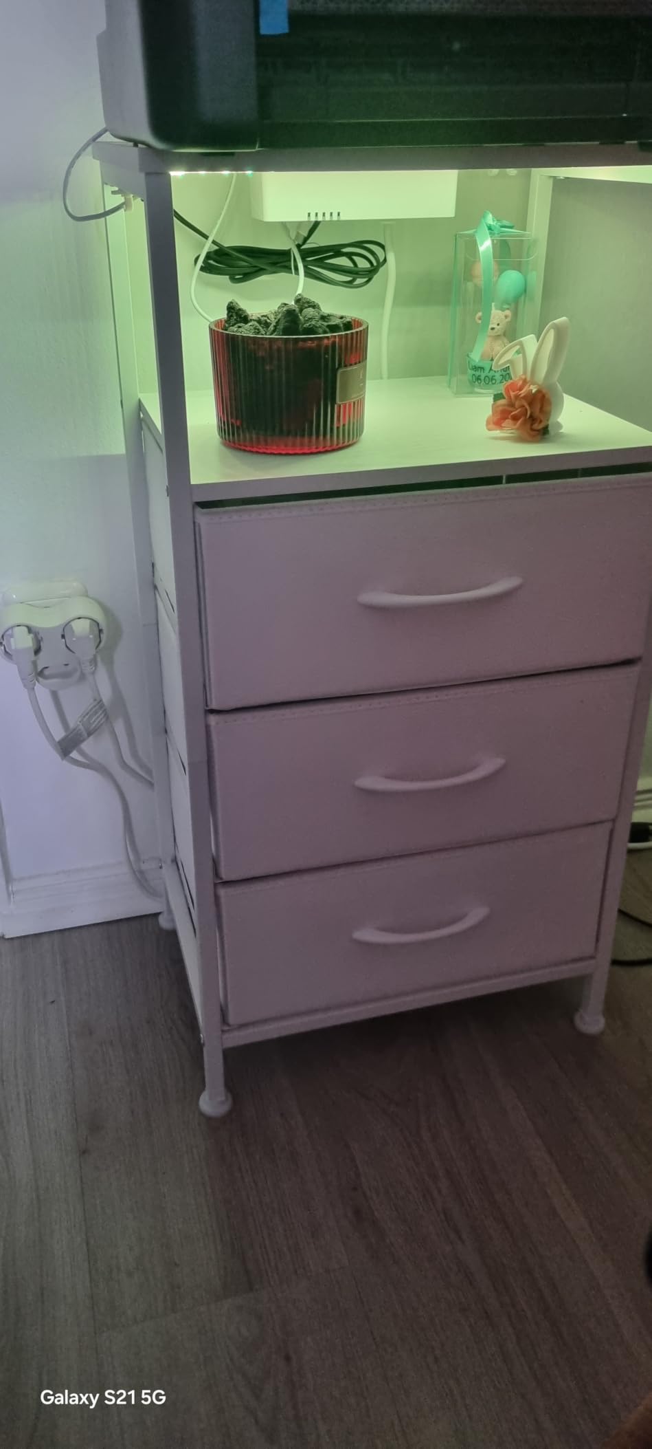 Mega praktisch neben dem Bett