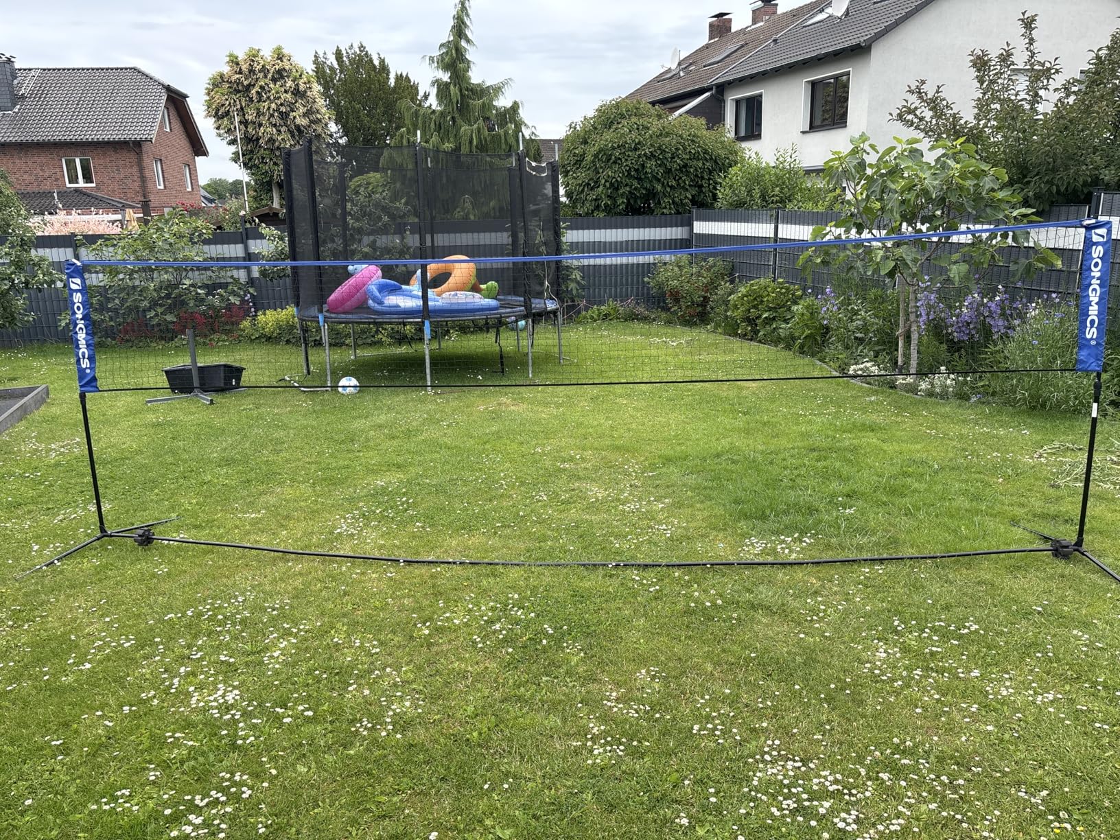 Volleyball im Garten