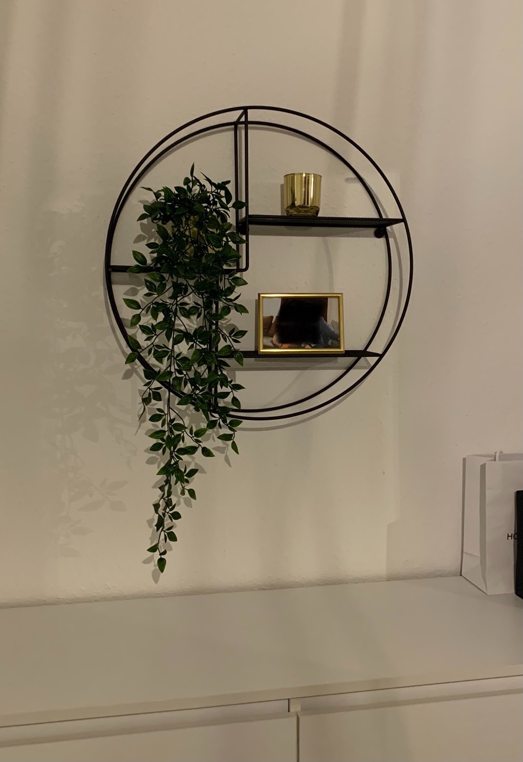 Perfekt überm Sofa